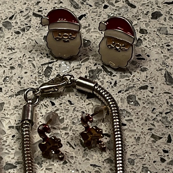 Festive Holiday Jewelry Set with Santa and Snowflake Designs - Picture 5 of 6